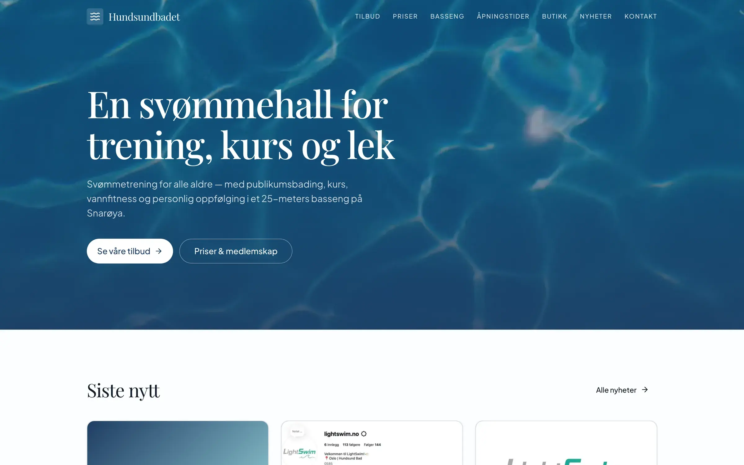 Forsiden til hundsundbadet.no på PC: overskriften «En svømmehall for trening, kurs og lek» over et bilde av vann, med knapper til tilbud og priser.