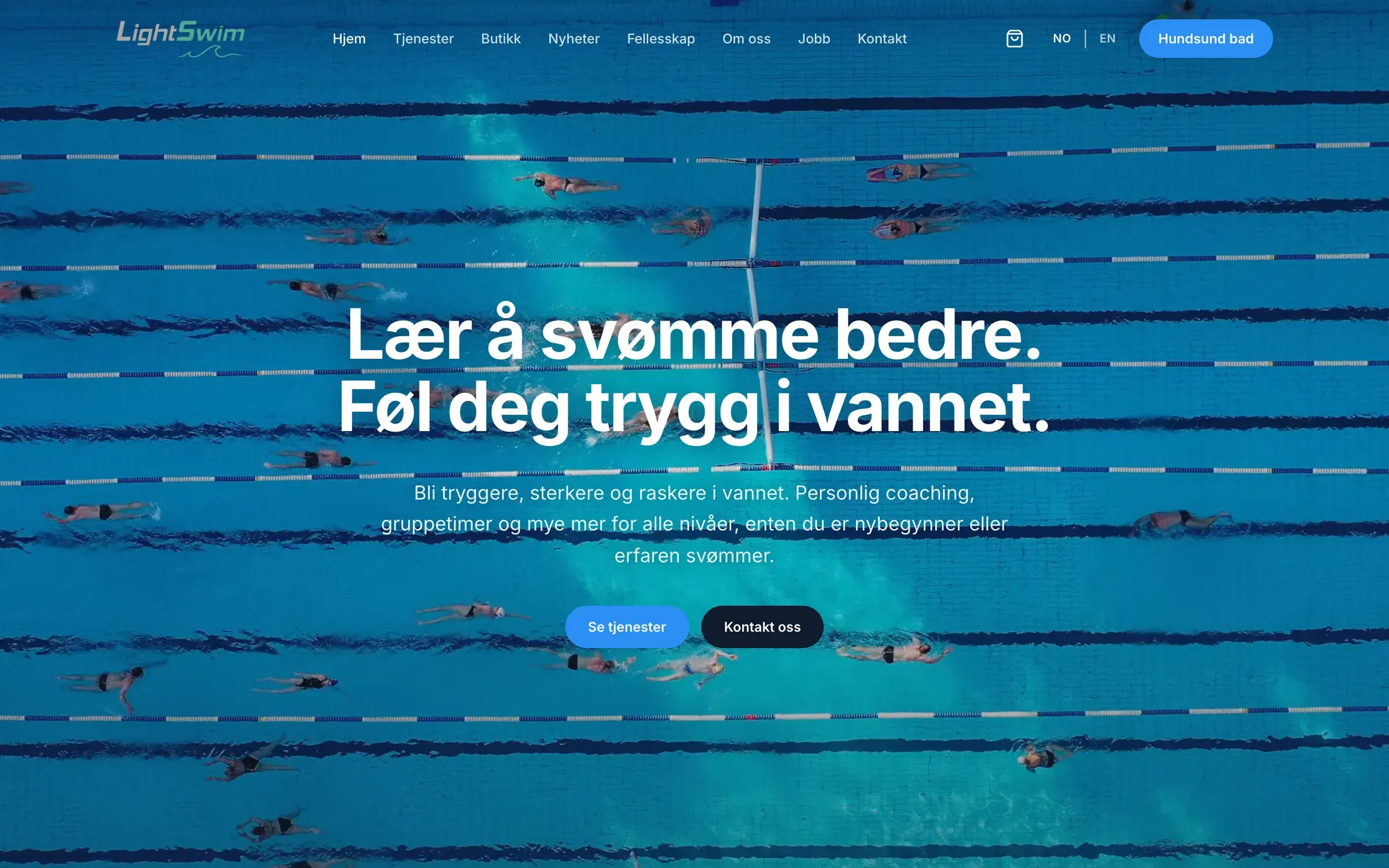 Forsiden til lightswim.no på PC: overskriften «Lær å svømme bedre. Føl deg trygg i vannet.» over svømmere i et basseng sett ovenfra.