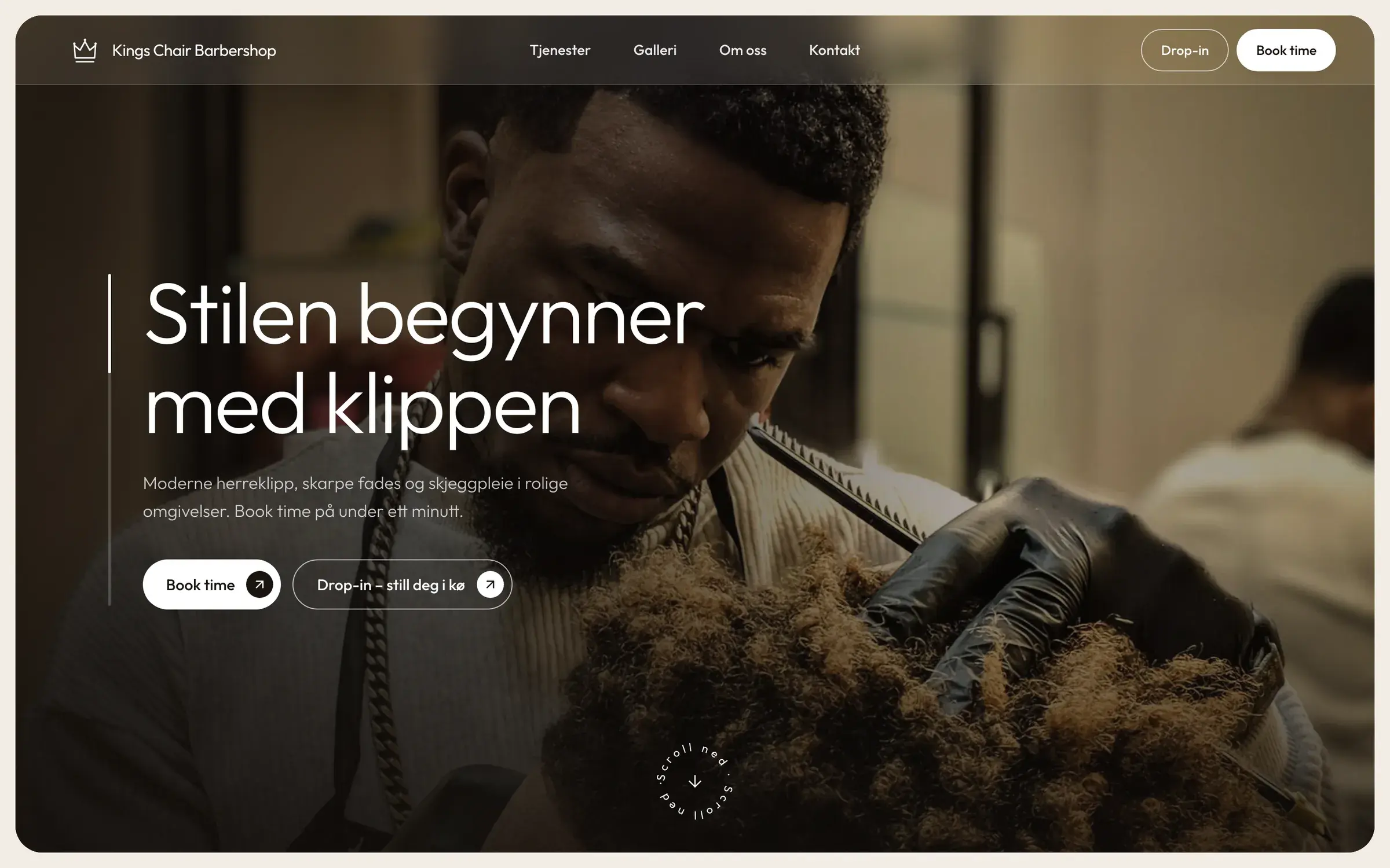 Forsiden til kingschairbarbershop.no på PC: overskriften «Stilen begynner med klippen», knappene «Book time» og «Drop-in – still deg i kø» og en barberer som klipper en kunde.